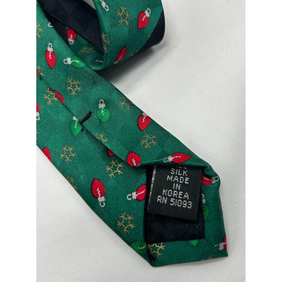 VINTAGE Hallmark Cool Yule Silk Neck Tie - Dancing Christmas Reindeer & Wreath - Picture 6 of 6
